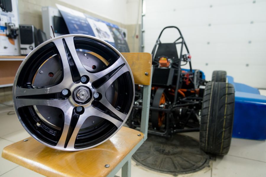 Резиновые или пластиковые колёса — как правильно выбрать шины для детского электромобиля
